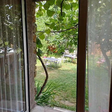 Dans Ferme Provencale Bed & Breakfast Ongles